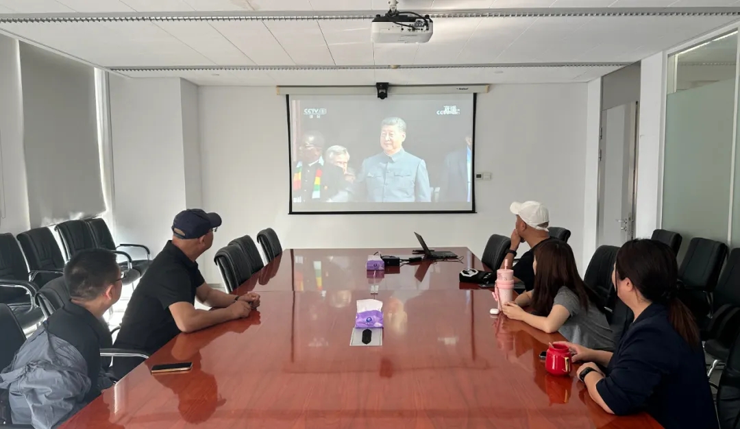 中國建研院干部職工觀看紀念抗戰(zhàn)勝利80周年閱兵盛況